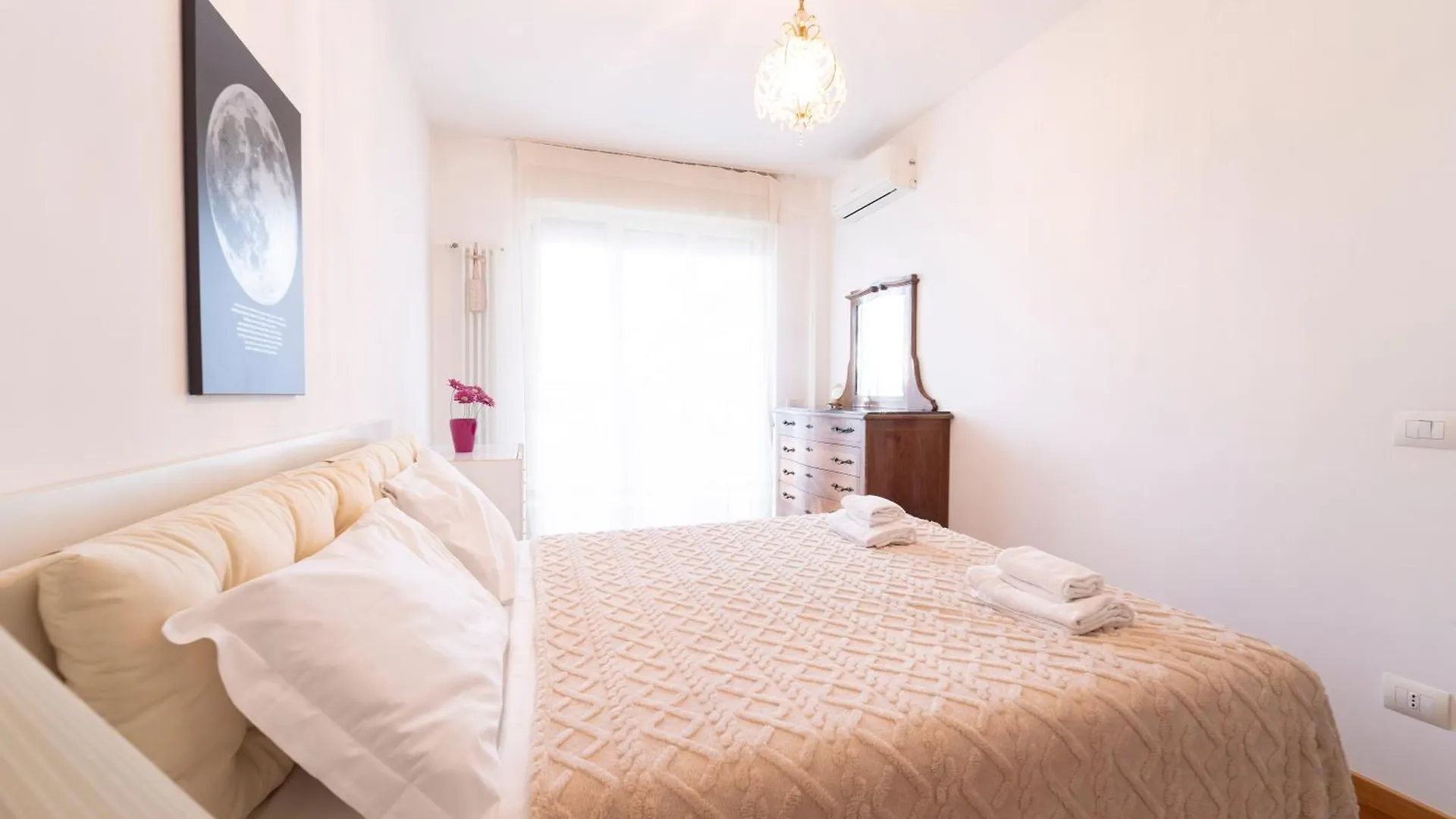 I Host Apartment - Adamello 8 Milánó